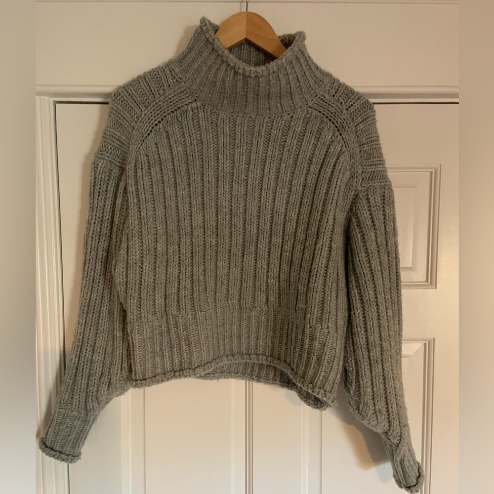 H&M Boxy turtleneck grey chunky cropped sweater - size small